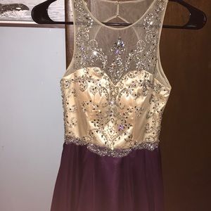 I’m selling a prom dress